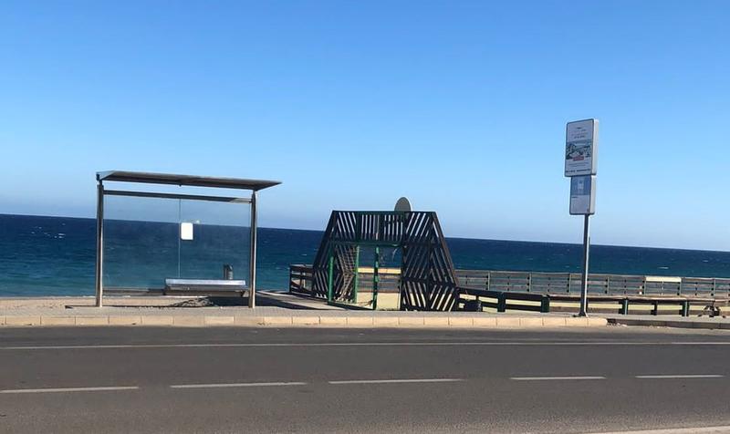 Mojacar, Marina de la Torre (Parada de autobús en el lado playa de la carretera frente al Hotel Oasis Tropical)